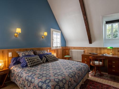 une chambre avec un lit, un bureau et une fenêtre dans l'établissement Holiday Home Maison Duquesne by Interhome, à Concarneau