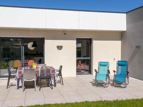 En terrasse eller udendørsområde på Holiday Home Keryanne by Interhome