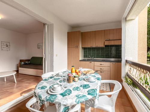 - une table et des chaises dans une pièce avec cuisine dans l'établissement Apartment Casa Antonio by Interhome, à Linguizzetta