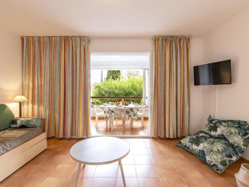 un salon avec un canapé et une table dans l'établissement Apartment Casa Antonio by Interhome, à Linguizzetta