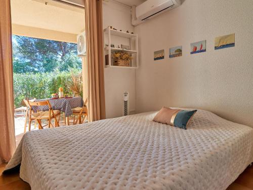 une chambre avec un lit, une table et une fenêtre dans l'établissement Apartment Pinède Mer et Soleil by Interhome, à Saint-Raphaël