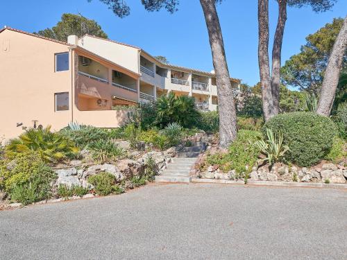 Un escalier mène à l'appartement. dans l'établissement Apartment Pinède Mer et Soleil by Interhome, à Saint-Raphaël