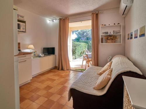 Cet appartement comprend une chambre avec un lit et une cuisine avec une fenêtre. dans l'établissement Apartment Pinède Mer et Soleil by Interhome, à Saint-Raphaël