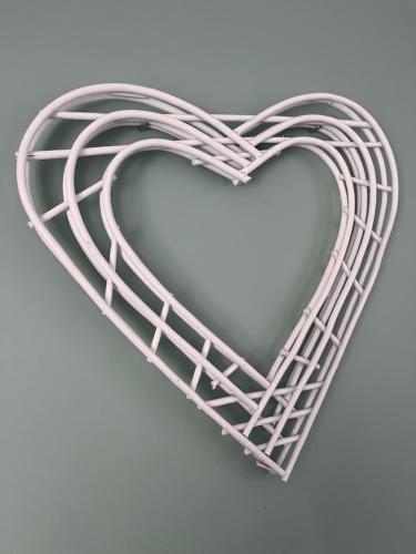 a heart made of wire on a gray background at Douceur du Sud in Le Tampon