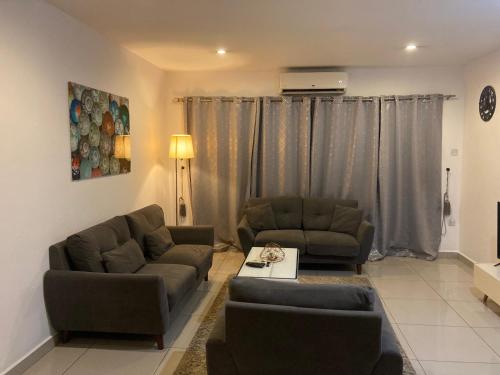 Ruang duduk di The Gallery Apartment-Kings