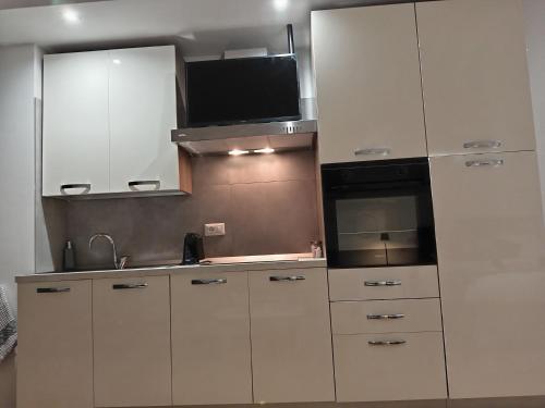 Η κουζίνα ή μικρή κουζίνα στο SUITE CONTI 36 terrazza sul mare