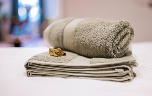 a pile of towels sitting on top of a pile of newspapers at Schöne Ferienwohnung in Xanten in Xanten