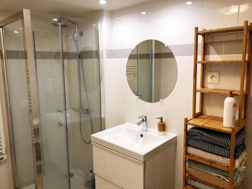 une salle de bain avec un lavabo et une douche dans l'établissement Appartement 4 à 6 personnes 20 mn de Paris, à La Celle-sous-Gouzon