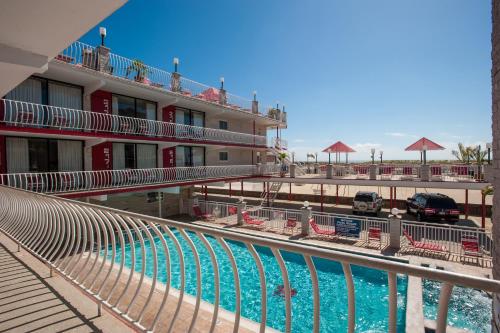 Matador Oceanfront Resort veya yakınında bir havuz manzarası