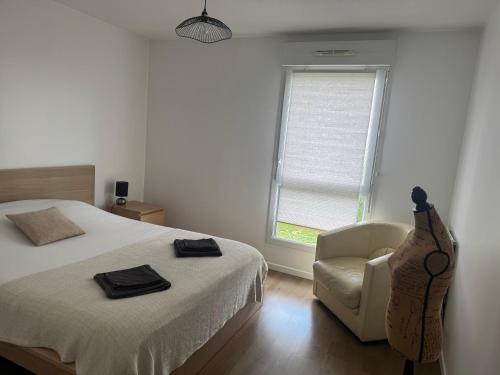 een slaapkamer met een bed, een stoel en een raam bij Les jardins de Disney in Ferrières-en-Brie