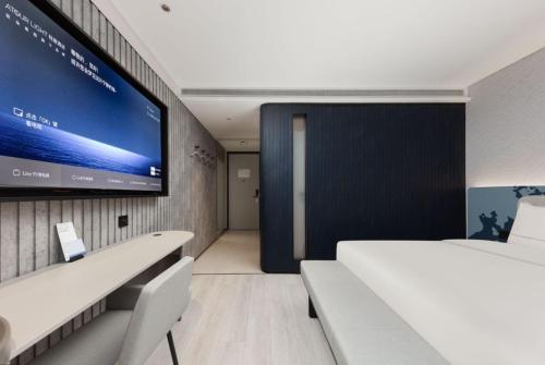 Atour Light Hotel Hangzhou Xiaoshan People's Squareにあるベッド