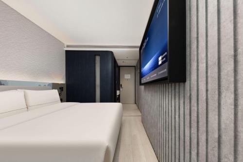 Atour Light Hotel Hangzhou Xiaoshan People's Squareにあるテレビまたはエンターテインメントセンター