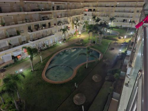 布兹尼盖Appartement vue panoramique的享有带游泳池的庭院的顶部景致