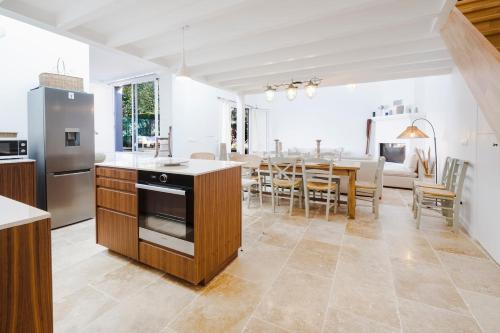 une cuisine et un salon avec une salle à manger dans l'établissement Havre de paix à 2 pas du Port - Maison Le Croisic, au Croisic