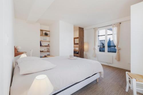 une chambre blanche avec un lit blanc et une fenêtre dans l'établissement Havre de paix à 2 pas du Port - Maison Le Croisic, au Croisic