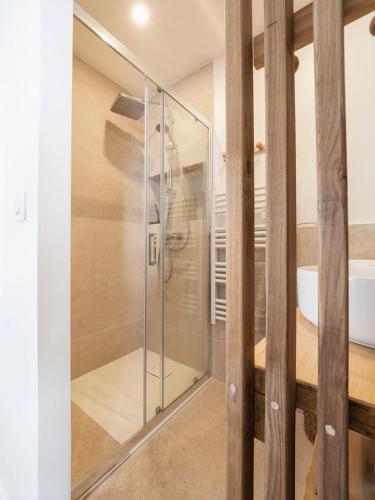 une douche en verre dans une salle de bain avec un lavabo dans l'établissement Havre de paix à 2 pas du Port - Maison Le Croisic, au Croisic