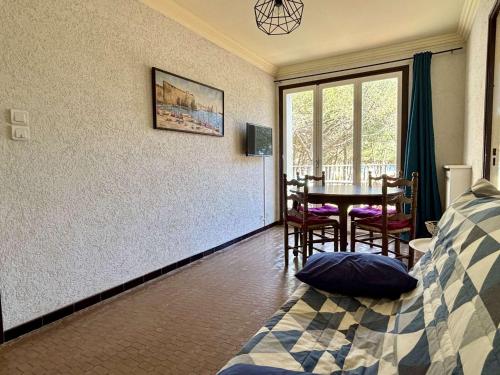- une chambre avec une table, un lit, une table et des chaises dans l'établissement Appartement 2 Pièces - Front de Mer à Argelès-sur-Mer - FR-1-225-667, à Argelès-sur-Mer
