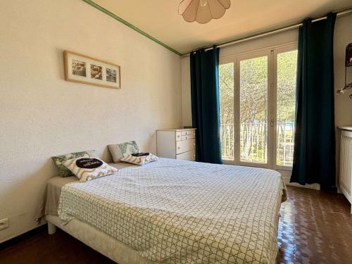 une chambre avec un lit avec deux oreillers dessus dans l'établissement Appartement 2 Pièces - Front de Mer à Argelès-sur-Mer - FR-1-225-667, à Argelès-sur-Mer