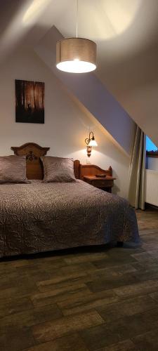 une chambre avec un grand lit et une lampe dans l'établissement Gîtes Hassenforder, à Kaysersberg