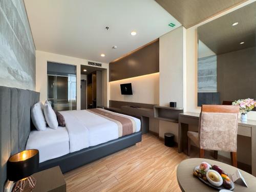 Postel nebo postele na pokoji v ubytování Aveon Hotel Yogyakarta by Daphna Management
