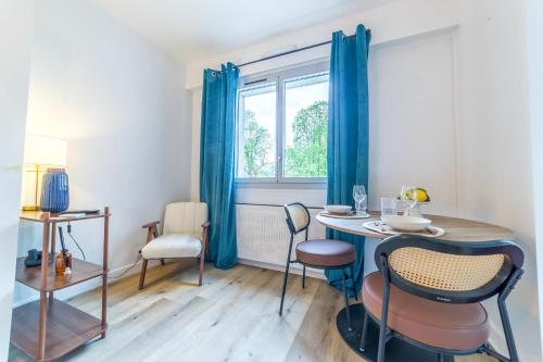 une pièce avec une table, des chaises et une fenêtre dans l'établissement L'Ecrin de la Guierle - 1 Chambre, à Brive-la-Gaillarde