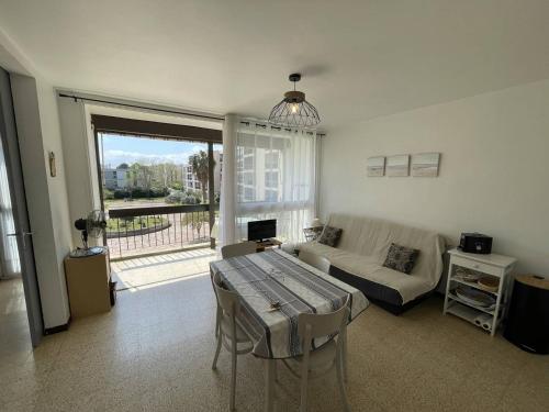 un salon avec un canapé et une table dans l'établissement Appartement T3 spacieux, 6 couchages à Saint-Cyprien Plage, proche port et commerces, parking sécurisé - FR-1-106-38, à Saint-Cyprien