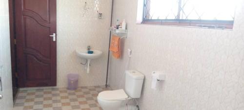 ein Badezimmer mit Toilette und Waschbecken in der Unterkunft Sauda Homestay in Arusha