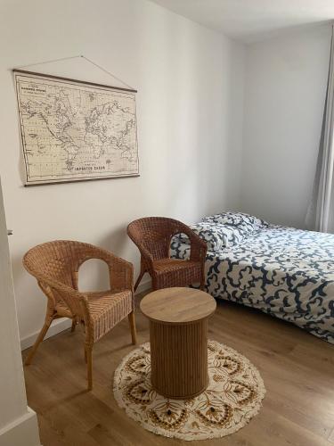 une chambre avec un lit, deux chaises et une table dans l'établissement Le Mi-Stud, à Castres