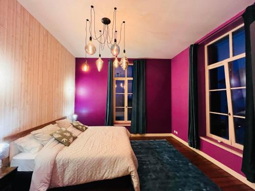 - une chambre avec des murs roses et violets et un lit dans l'établissement LAme Moderne Pelletier, à Marle-et-Behaine