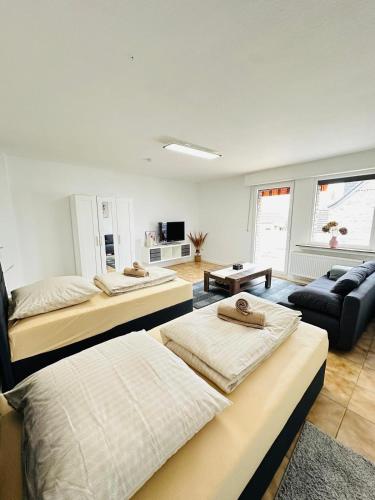 Giường trong phòng chung tại Ferienwohnung Rheinpanorama Lülsdorf