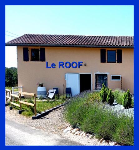 un bâtiment avec un panneau indiquant le roop dans l'établissement Loft LE ROOF, à Bahus-Soubiran