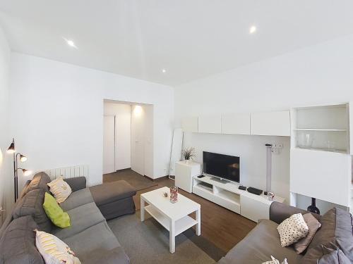 un salon avec un canapé et une télévision dans l'établissement Nestor&Jeeves - DOLCE VITA MASTER - Jean Medecin, à Nice