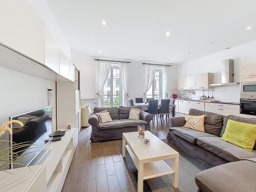 un salon avec un canapé et une table dans l'établissement Nestor&Jeeves - DOLCE VITA MASTER - Jean Medecin, à Nice