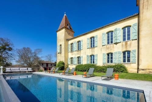 une piscine devant un immeuble dans l'établissement Château Soules - Piscine - Lac - Calme, à Lavaur