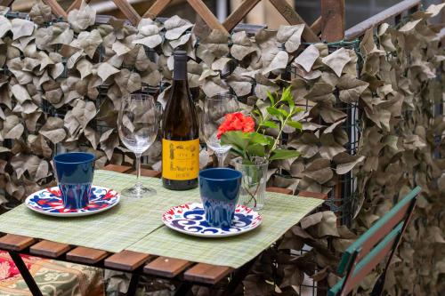 einen Tisch mit einer Flasche Wein und Gläsern in der Unterkunft Casa in Monti in Rom