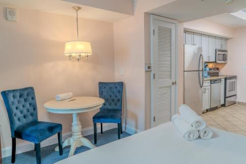 Dapur atau dapur kecil di Towers On The Grove 724 Direct Oceanfront Suite Sleeps 6 guests
