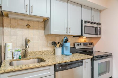 Dapur atau dapur kecil di Towers On The Grove 724 Direct Oceanfront Suite Sleeps 6 guests