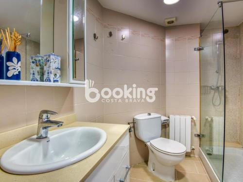 ein Badezimmer mit Waschbecken und Toilette in der Unterkunft Aubi in Sant Antoni de Calonge