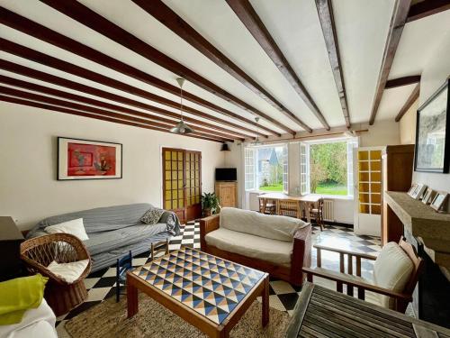 un salon avec un canapé et une table dans l'établissement Grande Maison à la Campagne, à Trégon