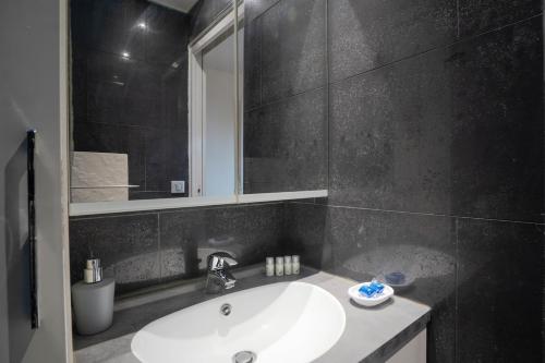 une salle de bain avec un lavabo blanc et un miroir dans l'établissement Appartement tout confort entre Versailles & Paris - Calme et 2 chambres équipées, à Le Port-Marly