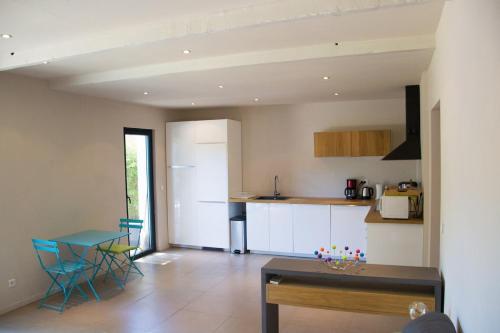 une cuisine avec une table et des chaises dans une pièce dans l'établissement Maison 3 chambres à 200 m de la plage, à Six-Fours-les-Plages