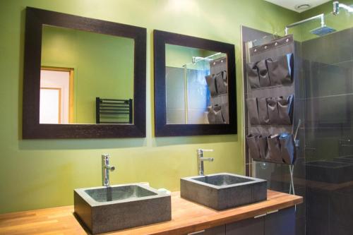 deux lavabos dans une salle de bain avec deux miroirs dans l'établissement Maison 3 chambres à 200 m de la plage, à Six-Fours-les-Plages