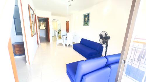 a living room with a blue couch and a table at Acogedor Apartamento 302 con Balcón in Santa Marta