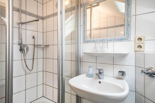 a bathroom with a sink and a shower at Hotel Garni Vitamari in Wasserburg am Bodensee