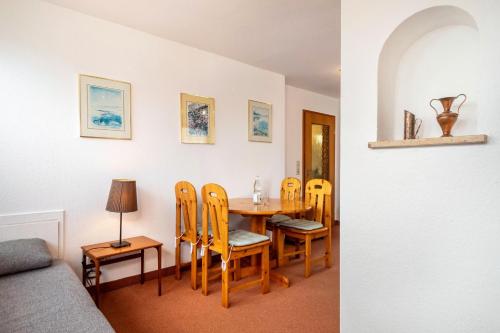 a dining room with a table and chairs at Hotel Garni Vitamari in Wasserburg am Bodensee