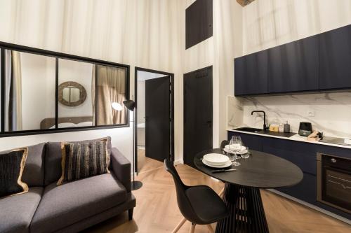 un salon avec un canapé et une table dans l'établissement Cosy opéra, à Lyon