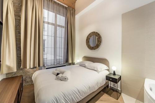 une chambre avec un lit et une fenêtre dans l'établissement Cosy opéra, à Lyon