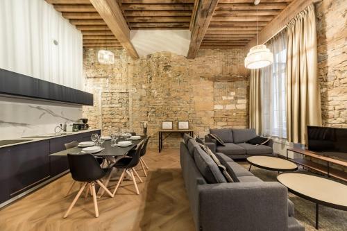 un salon avec une table et des chaises dans l'établissement Opéra Muse, à Lyon