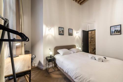 une chambre avec un grand lit blanc et un escalier dans l'établissement Opéra Muse, à Lyon