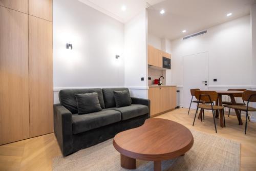 un salon avec un canapé et une table dans l'établissement Austerlitz-Bastille Residence, à Paris